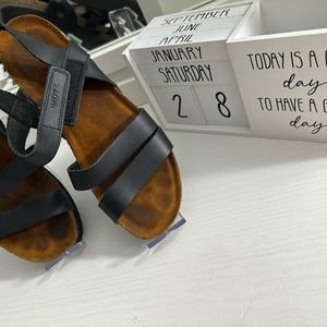 Naot size 40.PLEASE LOOK AT THE PICTURES AND VIDEO,FOR BETTER DESCRIPTION!!❣️